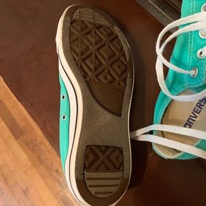 Converse low ankle shoe.